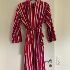 Morgonrock barn - Morgonrock från Åhléns.  Använt skick.  Storlek 146/152