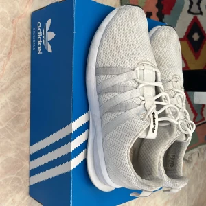 Adidas skor - Vita adidas sneakers. Man kan ha dom både i gymmet och ute. Riktigt sköna storlek 42 2/3.