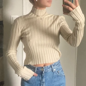 Beige Polo tröja  - Märke/affär: Filippa K Size: S (elastiskt tyg så passar även M) Skick: en liten lagning i armhålan men som ej syns Jag är 1,64, brukar oftast ha storlek S/34/36.  Plockar ut hela min garderob för flyttar utomlands i november!   Skriv för mer detaljer🕺 