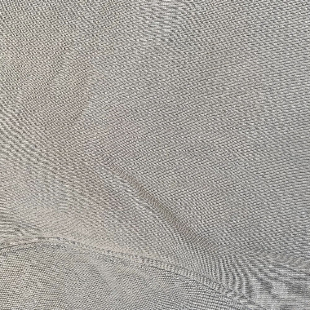 En unisex sweatshirt från Dickies i väldigt bra skick. Syns inte så bra i annonsen, men tröjan är ljusblå.  Den har två väldigt små fläckar (se bilder) men annars inget slitage. Storlek medium. Bara att skriva vid frågor!. Tröjor & Koftor.