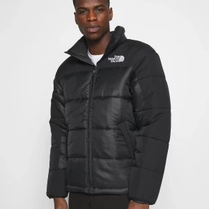 North Face Jacka - Säljer min North Face Jacka. Org pris 2395kr. Säljer den nu för 1100kr. Den är så gott som ny och endast använd en vinter. Jackan är redan tvättad och stilren. Kan tänka mig att gå ner i pris vid snabb affär :)