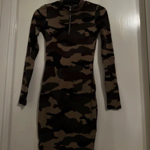 Kläning - Denna militär klänningen sitter så otroligt fint på kroppen men tyvärr så blev den liten på mig så därför måste jag sälja😩