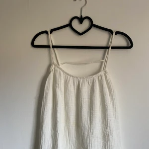 Vit klänning  - Fin vit klänning. Lite skrynklig på bild men går att stryka. 