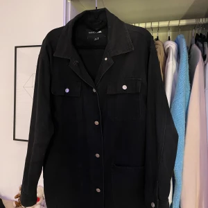 Jacka/overshirt  - Säljer min jacka från fashion Nova då den inte kommer till användning längre.. 