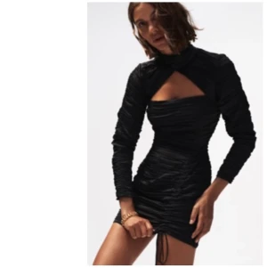 Zara klänning XS - Helt oanvänd klänning från zara i silkes. Kort och tight. Frakt tillkommer