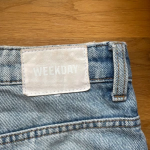Weekday Jeans - 1 par av mina favorita Weekday jeans har jag vuxit ur🥲 De är otroligt fina på och världens finaste tvätt och såå sköna🤍