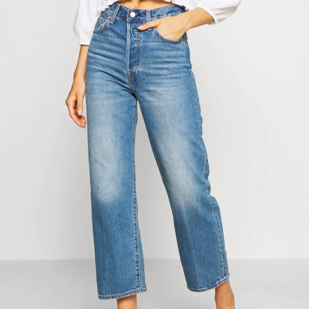 Levi’d ribcage straight ankle jeans i storlek 28x27. Använt jeansen 2 gånger men de har tyvärr blivit för korta. Superbra skick och jätte fina jeans. Jeans & Byxor.