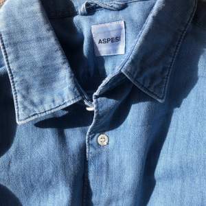 Jeansskjorta från ASPESI. Storleken är 38/15 (S)