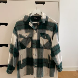 Höst jacka - Säljer  en super snygg rutig jacka inför hösten💓 dm för mer bilder