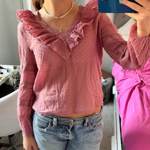 Neo Noir blus!! - Säljer denna så fina blus från Neo Noir den är i jätte fint skick💗 Det står ingen storlek men skulle säga S, nypris runt 700kr
