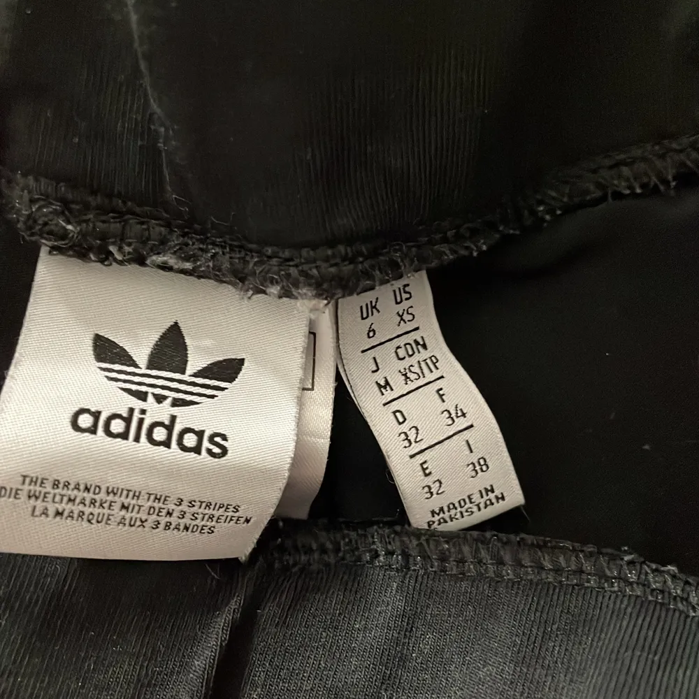 Adidas byxor , högmidjade ❤️ köpta för 299 typ säljer för 150 men kan diskuteras ❤️. Jeans & Byxor.