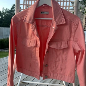 Persikofärgad jeansjacka - Söt persikofärgad jeansjacka. Sitter superfint på (trots att formen ser lite konstig ut). Använd vid fåtal tillfällen. Skriv gärna för fler bilder!! 100 kr + 66 kr frakt 💕