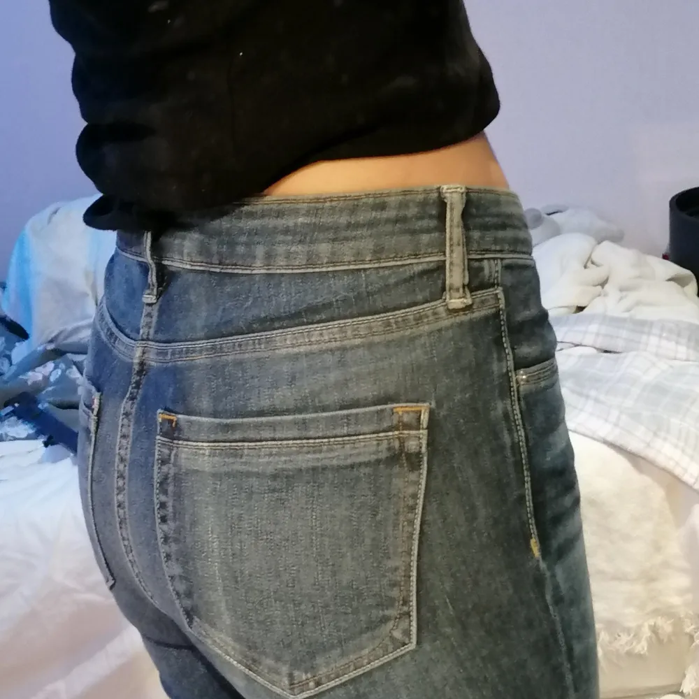 Säljer dessa mörka lowrise jeans då de är lite för smala på mig. . Jeans & Byxor.