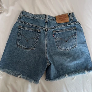 Levis shorts - Jättefina Levis shorts. Bra skick. Inga defekter. Storlek W28. Köparen står för frakt.