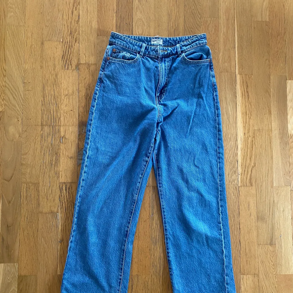 Oanvända raka jeans säljes pga ingen användning🥰. Jeans & Byxor.