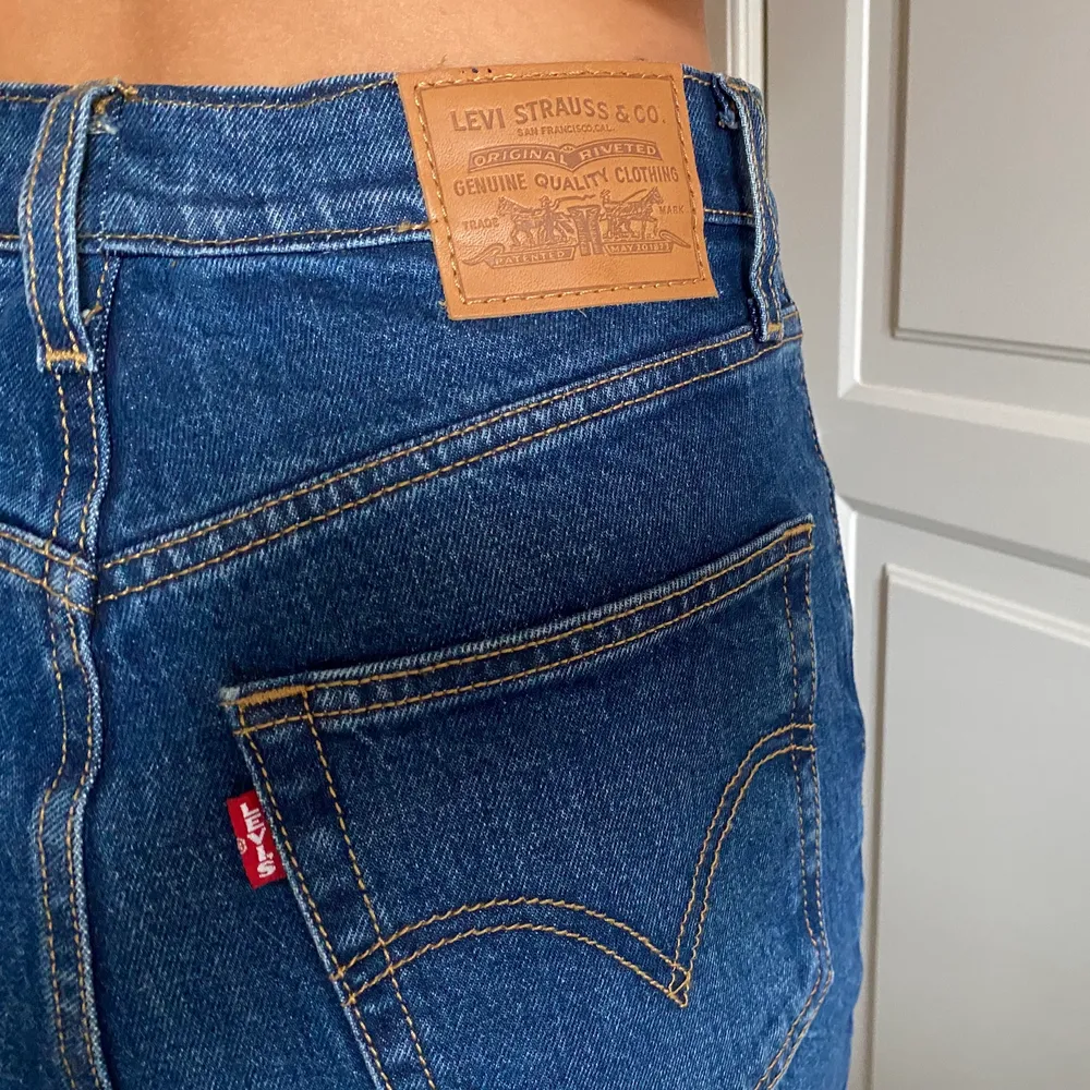 Såå fina Levis jeans i bootcut-modell💛💛💛De kommer tyvärr inte till användning, och är i princip oanvända!. Jeans & Byxor.
