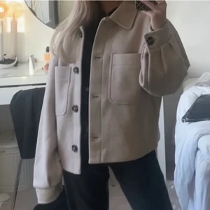 Kort kappa stl 32 NAKD - Säljer min fina kappa som passar perfekt nu till hösten! Säljes då den inte kommer till någon användning då jag har en liknande jacka redan.💕