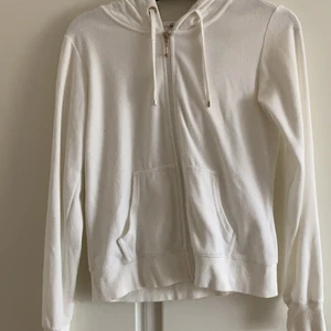 Vit velor tröja st M - 4 år gammal ungefär. Använd 1 gång ungefär