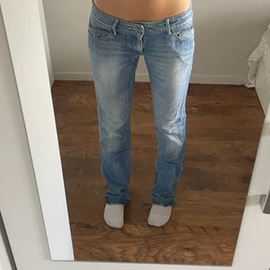 Jeans  - Lågmidjade jeans från only köpta secondhand, De är uppsprätta längst ner vilket man ser på sista bilden, de går att sy eller klippa av. Jag är 167-168 och de passar mig bra i längden. Använd inte köp nu❗️