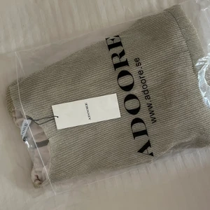 Oanvänd adoore klänning - Säljer en oanvänd adoore klänning med prislappen kvar pga för liten storlek. Superfin partyklänning i en jättefin färg med härligt glitter.   Pris kan diskuteras vid snabb och smidig affär 🫶🏻✨🪩