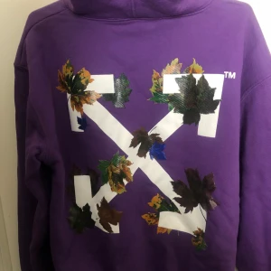 Off white hoodie  - Gör en intressekoll på en off white hoodie som är limited edition. Tröjan är endast är använd en gång. Köpt från Off White egna hemsida, kvittot finns på mailen. Endast använd 1 gång, tröjan är i nytt skick. Ny pris 5800 kr. 