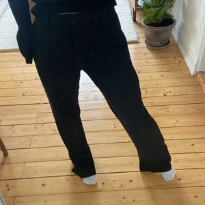 Svarta kostymbyxor - Säljer dessa snygga kostymbyxorna som tyvärr är för stora för mig. Snygga veck på benen och slits på både insidan och utsidan av benen. Köpta på NA-KD 💓Köparen står för frakten! Skickar gärna fler bilder och svarar på frågor!! 😘