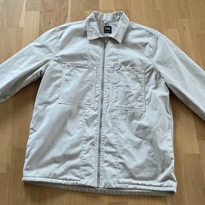 Jacka från zara - Säljer nu min jacka som är för liten, den är väldigt fin och fräsch från zara 