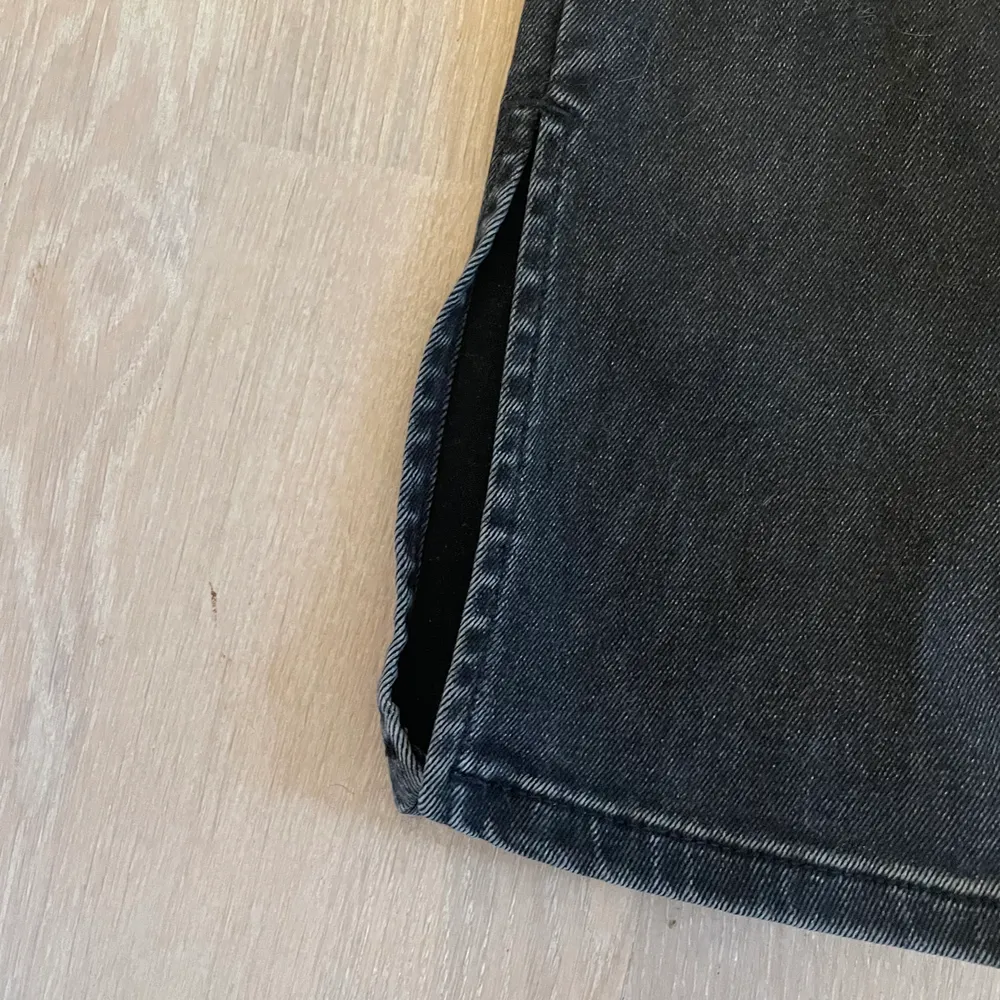 Jättefina svart/ stentvättade jeans med slits;) Använt max 5 gånger. Mycket bra skick! Köpta på zara innan sommaren.  Stl 34. Jeans & Byxor.