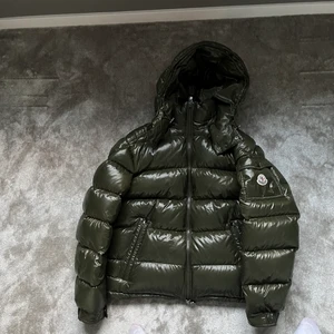 Moncler maya - Moncler Maya  Cond: 9/10 (perfekt) Storlek: 2 -S/M Pris: 7295kr  Frakt: 1-2 dagars leverans (spårbart), 69kr