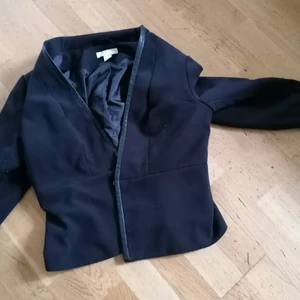 Svart kavaj med fejkskinn detalj  - St l  