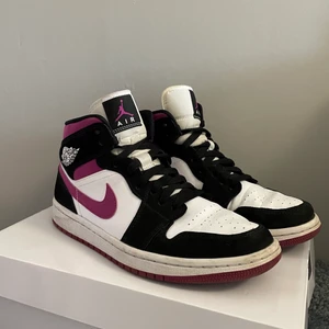 AIR JORDAN 1  - WMNS AIR JORDAN 1 MID i färgen rosa. Storlek EUR: 40  Skorna är i bra skick och år knappt använd. Om ni vill ha mer bilder är det bara att skiva :)  Säljer för att skorna inte längre används. 