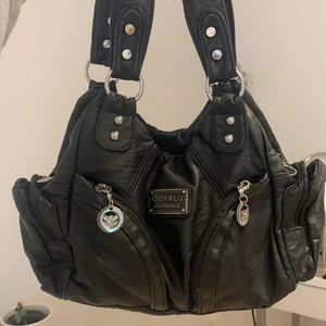 Svart axelväska  - Säljer denna ursnygga väska🥰 Köp direkt för 400