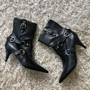 00s stövletter  - Supersnygga stövletter med klack som ger väldigt mycket y2k vibes. Perfekta till hösten. I nyskick men har tyvärr lite slitningar på klacken som man kan se. 