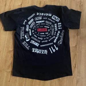 Supreme Spiral T-shirt - Köpt på Supremes egna hemsida. SS21 Kollektionen. Sparsamt använd. På stockX kostar ny 120 usd. Meddela vid eventuella frågor. :)