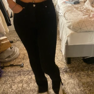 Zara jeans - Ett par jätte fina svarta jeans från zara med slits, nästan aldrig använda. Storlek 36. 