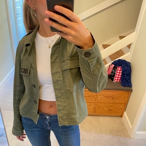 Militärgrön jacka  - Säljer denna fina militärgröna jackan med coola detaljer! Bra skick och passar till allt💕💕