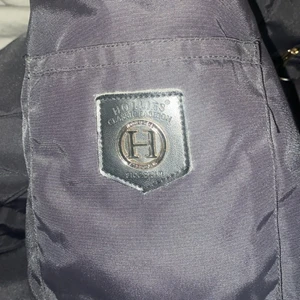 Hollies jacka st 34  - Den är i bra skick, använd ca 8 ggr  Kroken är dock sönder men annars e allt som de ska