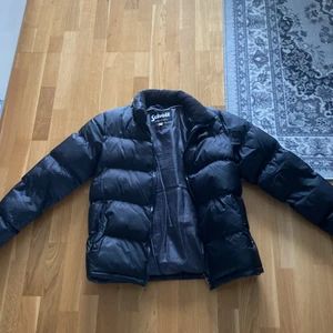 Schott Jacka - Skön vinterjacka från caliroots. Har en luva som man kan gömma som dom flesta north face jackorna har. Användes bara förra vintern. Riktigt skön.