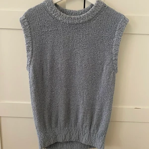Väst från Arket - Ljusblå väst från Arket i frotté-ish material. Sååå fin över en vit t-shirt eller skjorta!! I riktigt bra skick🦋