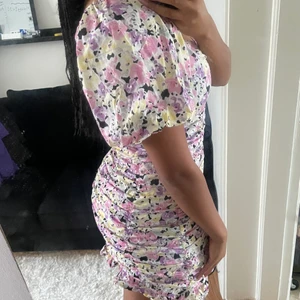 Gina tricot klänning  - Sååå fin sommar klänning ❤️ endast använd 1 gång 