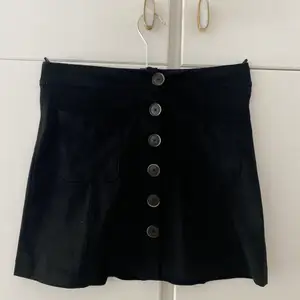 Svart kjol med fickor i mockaimitation från zara
