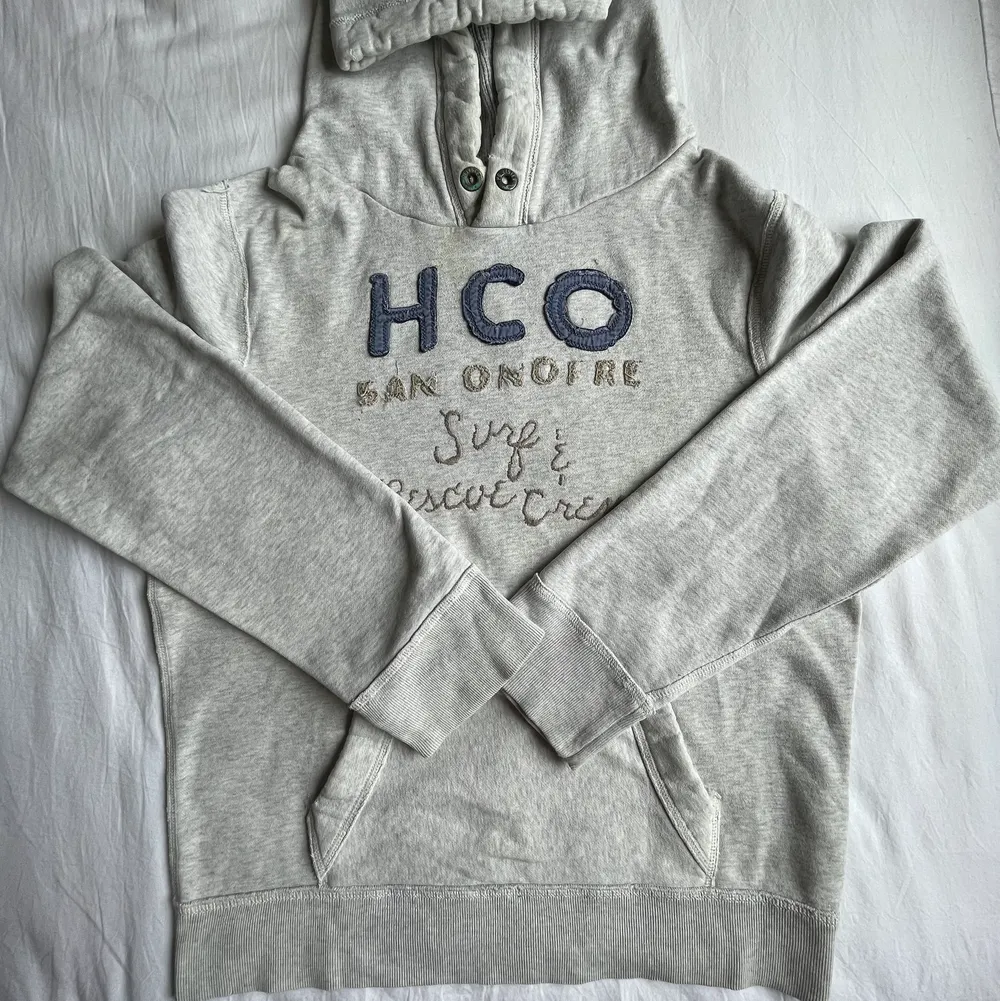 Jätte snygg ljusgrå vintage hoodie från hollister,  bra skick Storlek M/L. Hoodies.