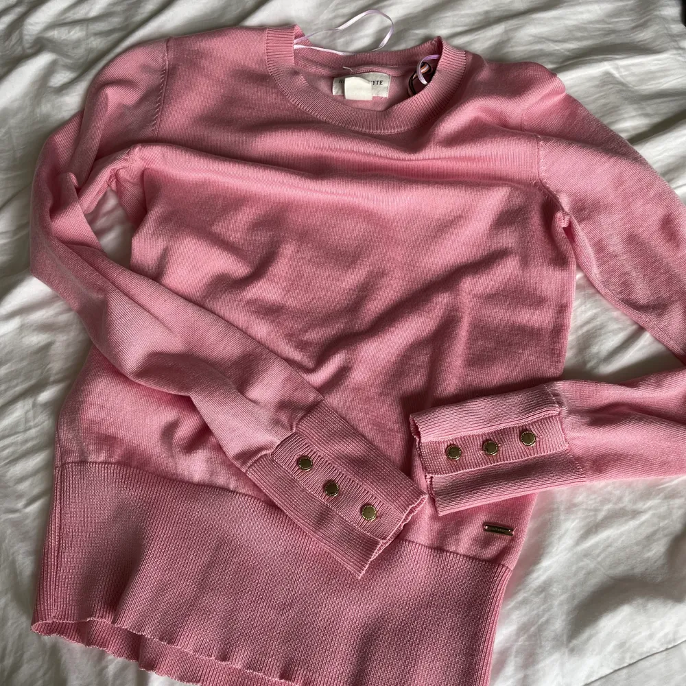 Snygg, rosa tröja  som inte kommer till användning. Typ aldrig använd, därav helt nyskick. Det ända som skulle kunna vara är att knapparna på ärmen blivit repade (sista bilden) helt perfekt och fin färg. (Köp nu knappen finns). Övrigt.
