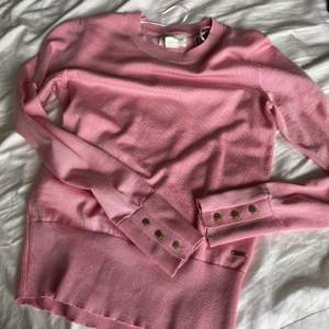 Snygg, rosa tröja  som inte kommer till användning. Typ aldrig använd, därav helt nyskick. Det ända som skulle kunna vara är att knapparna på ärmen blivit repade (sista bilden) helt perfekt och fin färg. (Köp nu knappen finns)