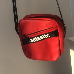  väska  - Nyskick jag köpte den för ett år sedan har använt ungefär tre gånger💗