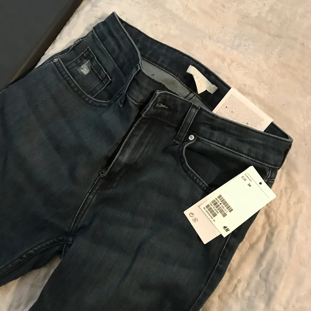 Lappen kvar jätte snygga jeans från hm endast testade köpt för 350 tror jag , säljer för 150 köparen står för frakt ❤️ sitter väldigt fint mörk blå. Jeans & Byxor.