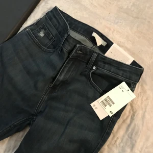 Nya oanvända jeans  - Lappen kvar jätte snygga jeans från hm endast testade köpt för 350 tror jag , säljer för 150 köparen står för frakt ❤️ sitter väldigt fint mörk blå