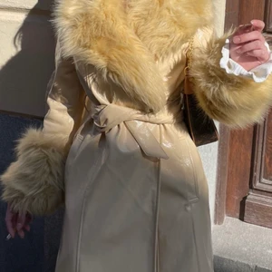 Läder faux fur kappa - Kappa i läder med fuskpäls detaljer i storlek S. Jättefin och i bra skick, perfekt till hösten 