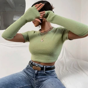 Topp med ärmar - Snygg grön topp med ärmar!  Perfekt till hösten och framåt.  Superskön material.  Stl XS / S (stretchig)  Aldrig använd 