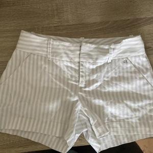 Calvin Klein Shorts - Randiga shorts från Calvin Klein. Nästan aldrig använda. Storlek 0, skulle säga att den passar en xs-s